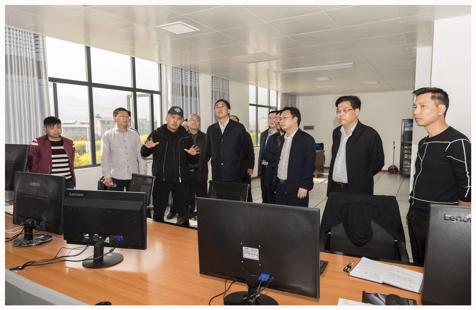 張家界市委、常委常務副市長羅智斌一行來我公司調(diào)研指導工作